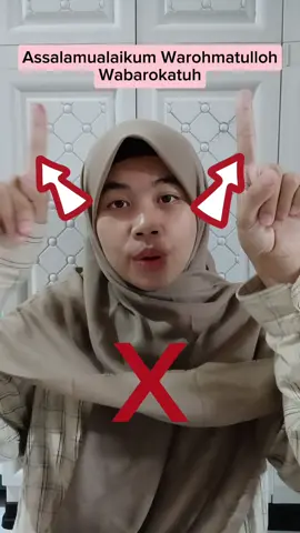 Yuk perhatikan isyarat dengan benar. 🙏 Setiap gerakan ,bentuk tangan, arah, posisi memiliki arti jadi kalau kurang tepat artinya juga kurang pas..  misal tangan telunjuk ke atas 1 tangan berarti Allah, kalau 2 berarti syirik 