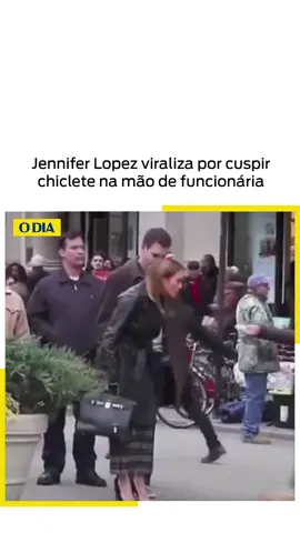 Cena controversa!🗣️ Jennifer Lopez está sendo criticada após ser vista nas ruas de Nova York, nos Estados Unidos, cuspindo seu chiclete nas mãos de sua assistente. O vídeo que viralizou nas redes sociais nesta quinta-feira (28) foi gravado há seis anos enquanto a artista filmava o longa 