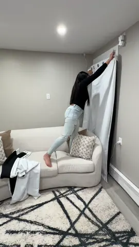 Estas cortinas estab hermosas, aparte de que son black out! No se traspa la luz ni nada… y lo mejor de todo es que son largas y le dan un toque moderni a mi sala😍😍😍 #modernliving #curtainbangtutorial #blackoutcurtain #livingroomdecor #fypp #livingroommakeover 