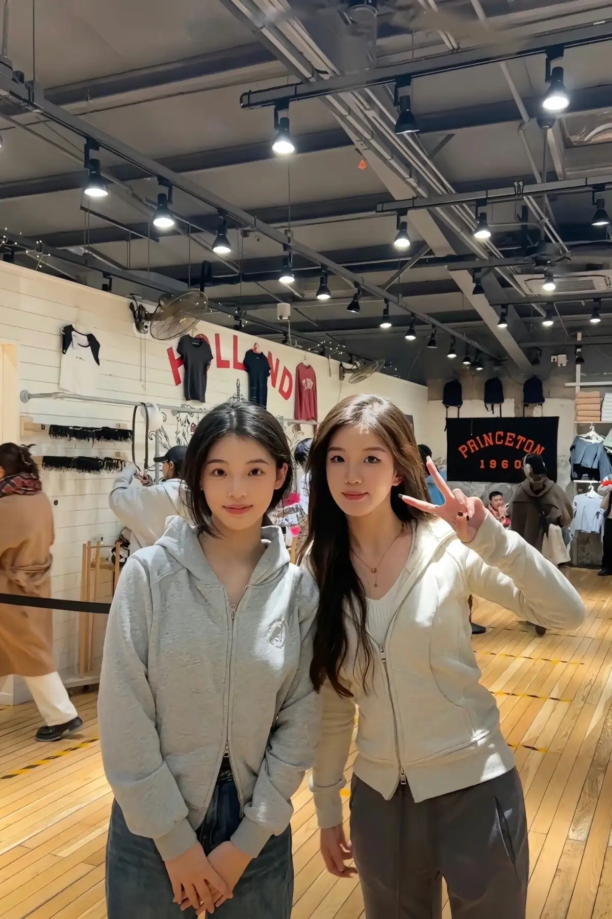 Mọi người đã gặp ẻm ngoài đời đều nói ẻm rất xinh luôn đẹp hơn cả trên mạng,da trắng,mặt nhỏ, ngũ quan rất đẹp và  lễ phép nữa🥹#liminxuan #李闽轩 #lymanhien #thanhxuanvuontruong #douyin #xuhuongtiktok 