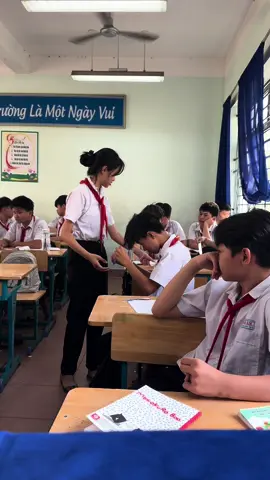 Ngày nào đi dạy Văn cũng gặp HS như vầy tự nhiên thấy yêu đời hẳn ra, đỡ áp lực công việc, các em cũng thoải mái và đỡ sợ khi vào tiết Văn nhỉ 😂😂😂😂#giaovien #hocsinh #trunghoccoso #trend 