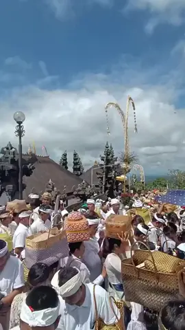 Situasi terkini di Pura Besakih, Jumat (29/3) siang, terpantau cuaca cukup cerah dan juga dipadati ribuan pemedek yang akan melakukan persembahyangan. Info dari @winhursita 
