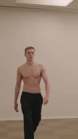 🤩 Harris Dickinson #Runway 