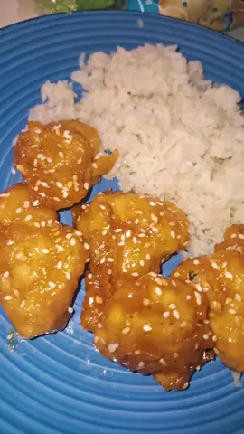 kínai szezámmagos csirke ahogy én csinálom, a szószt szoktam úgy is, hogy csak méz és ketchup kikeverve, de lehet bele tenni chili pelyhet, ha valaki csípősen szereti. :) #gaura #neked #fyp #recept #kínai