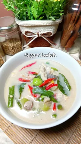 Sayur Lodeh Bumbu halus :  4 bawang merah 3 bawang putih 1.5 kemiri 1/2 sdt ketumbar 1/4 terasi Bumbu lainnya :  2 cabe hijau 3 cabe merah 2 papan petai 3cm lengkuas geprek 1 daun salam 1 santan 65ml ±500ml air gula merah  garam penyedap Varian sayur :  1/4pcs papan tempe 1/4pcs labu siam 1/4pcs terong 1/4pcs jagung 1/4 pcs pepaya muda 2pcs kacang panjang 6 pcs melinjo ±10 helai daun melinjo #sayurlodeh #masaksayur #masakanrumahan 