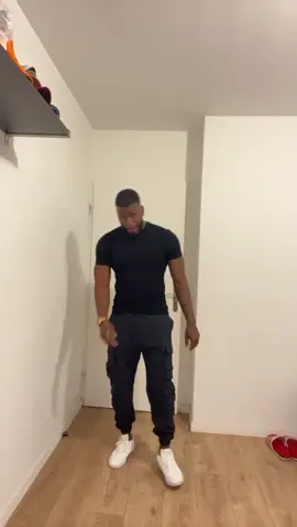#parati #negro que bailas sabroso #salsaviral #negrito #😍🤤 #viraltiktok #fypシ゚viral #fyppppppppppppppppppppppp #colombiano #emilyinparis 