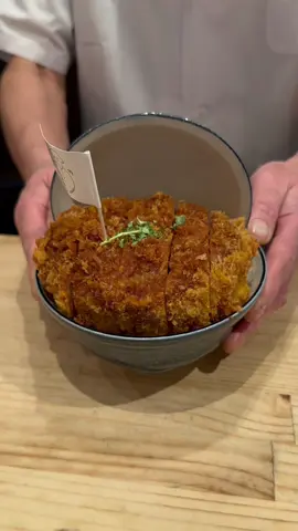 厚さ5cmのカツ丼が食べれるお店！みんな食べきれるかな？ 「大阪とんかつ」 📍 大阪府大阪市中央区千日前1-1-10  #japanesefood #japanfood #japan #tiktokfood #大阪グルメ 
