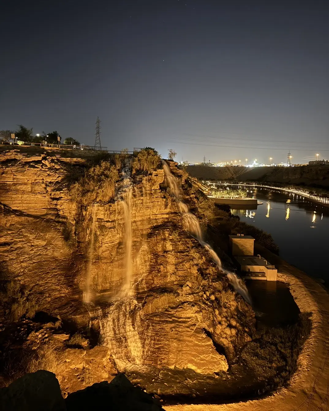 ‎وادى نيمار ‎وادي نيمار في الرياض هو واحد من أبرز المعالم السياحية والترفيهية في المملكة العربية السعودية. يُعتبر وادي نيمار متنزهًا ضخمًا يقع جنوب الرياض. ‎يتميز وادي نيمار بتضاريسه الطبيعية الرائعة، حيث يحتوي على بحيره، وشلال مائي، ومسارات مشي وركوب الدراجات.  ‎بالإضافة إلى ذلك، يقدم وادي نيمار تجارب فريدة في الطبيعة والثقافة السعودية، حيث يمكن للزوار التعرف على التراث السعودي من خلال الأنشطة والفعاليات التي ينظمها المتنزه. ‎يُعتبر وادي نيمار مكانًا مثاليًا لقضاء الوقت مع الأصدقاء والعائلة، ويُعد وجهة سياحية رائعة لاستكشاف الطبيعة والاستمتاع بالأنشطة الترفيهية المتنوعة. #follow #like #tiktoksaudiarabia🇸🇦  #abodadventures #مغامرات_عبود 