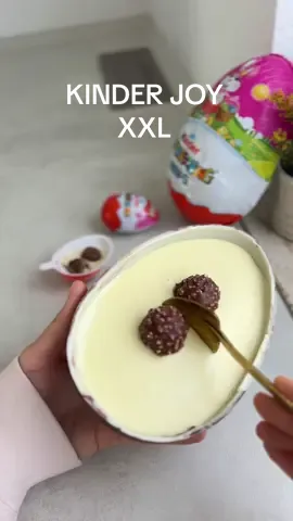 Welche XXL Schokolade wollt ihr als nächstes..?  Mit dem riesen Ü-Ei habe ich ein XXL Kinderjoy zubereitet. Auch mit den Zutaten, die man zuhause hat, funktioniert es sehr gut, und das zeige ich euch genau mit meiner Version zum Kinder Joy. Das Rezept folgt in den nächsten Tagen. Für die helle Creme habe ich lange nach einer Creme mit dem selben Geschmack gesucht. Und die Entscheidung ist mir gelungen!  Abgesehen davon, wer wollte nicht schon immer ein riesiges Ü-Ei haben? Man ist schließlich nie zu alt für ein bisschen Spaß! 😂 #einfacherezepte #rezeptefürjedentag #schnellerezepte #kinder #kinderuberraschung #überraschungsei #kinderschokolade #dessert #desserttable #desserttime #kindergeburtstag #einfachesrezept #schokolademachtglücklich #kinderjoy #kinderjoyxxl #xxlrezept #rezeptefürjedentag #easyrecipeideas #germanrecipes #nobake #nobakerezepte 