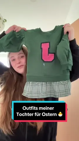 Einfach so cute!🥹🐰 Schade nur dass sie die meiste Zeit Matschhose und Jacke drüber anhaben wird.🥲😄 #outfitideas #kidsoutfit #kidsoutfitinspo #kidsoutfitideas #mädchenmama #girloutfit #osteroutfit #reisenmitkind 