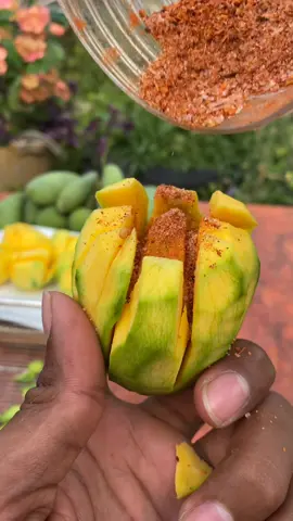 Apple mango 🥭 with salt #fruits #eating #mango #tiktok 