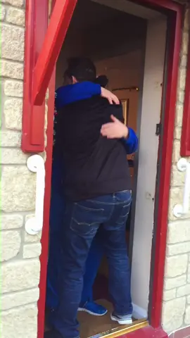 Bringing my best pal home from Texas to see his terminally ill Dad that he hadn't seen for 3 years!! 😭😭😭😭 what a moment!! #Homecoming #homecomingsurprise #fatherson #suprise #emotional #welcomehome 