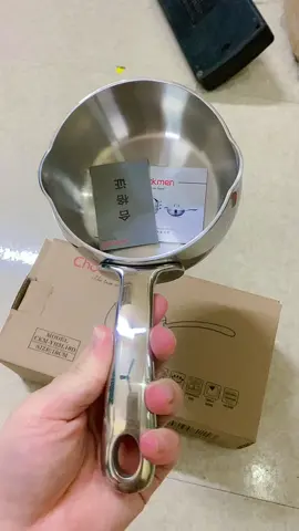 QUÁNH NỒI SỮA CHOCKMEN 10CM Đẹp-dày-tiện-rẻ ❤️❤️ Quánh nồi sữa 10cm vừa đủ xinh để nấu đồ ăn dặm, lại an toàn cho trẻ sơ sinh, luộc trứng, nấu sốt, đun nấu ít quá tiện … Inox 18/10  Kích thước: 10x6.5cm, dày 2mm Trọng lượng: 403g #dobepcaocap #xuhuong #Chockmen #quanhinoxmini #quanhinox