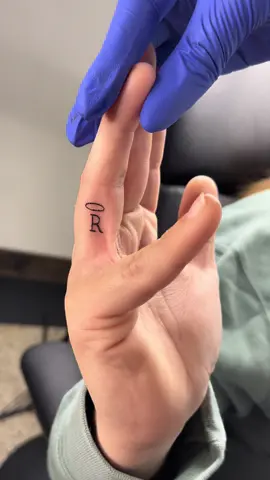R 😇  #tat #tattoo #tattoos #tattooidea #tattooideas #smalltattoo #tinytattoo #fineline #finelinetattoo #tattooart #tattooartist #tattooshop #tattoostudio #tats #flowertattoo #patchwork #patchworktattoo #tattoolover #ink #inked #smalltattoo #tats #lettertattoo #initialtattoo 