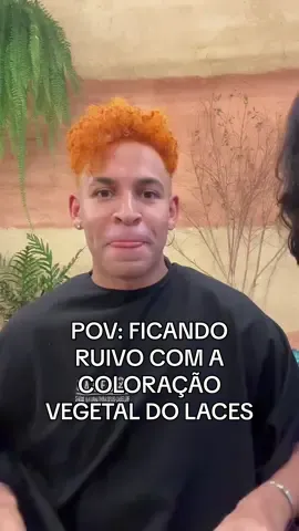 Se você gosta de ver mudanças racicais, vai adorar conferir como o ator @Drayson Menezzes saiu dos fios escuros para um ruivo cheio de vida com a Coloração Vegetal do @lacesandhair 🧡 o que você achou do resultado? Conta pra mim nos comentários!  #CrisDios #LacesAndHair #ColoraçãoVegetal #Ruivo 