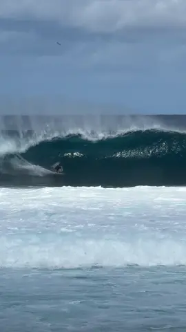 Rate this wave 1-10 😮‍💨 🌊 #fyp #foryou #waves #surf #surfing #ocean #beach #hawaii #bigwaves #surftok 