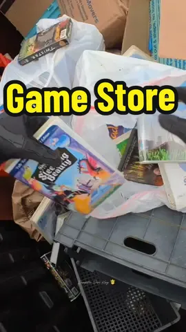 Dumpstee diving at the old school video game store and found a bunch of Rare tapes !?!? Subscribe to be on The kings team 🤴  #dumpsterdiving #disney #gamer #vhs #gamer 