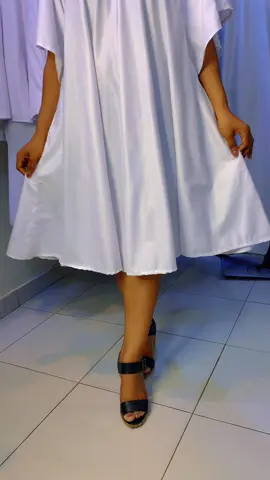 “Cette robe raffinée est parfaite pour une journée ensoleillée. ☀️  . . . . . . . . . . #TenueBlanche #StyleÉlégant #BlancClassique #ModeÉté #LookDuJour #InspirationMode #Fashionista #StyleMinimaliste”