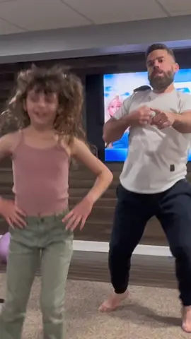 Daniela tiene su primera competencia de baile y papá la ayuda a practicar. Cómo creen que lo hizo papá? #padreehija #bailando #4plusone 