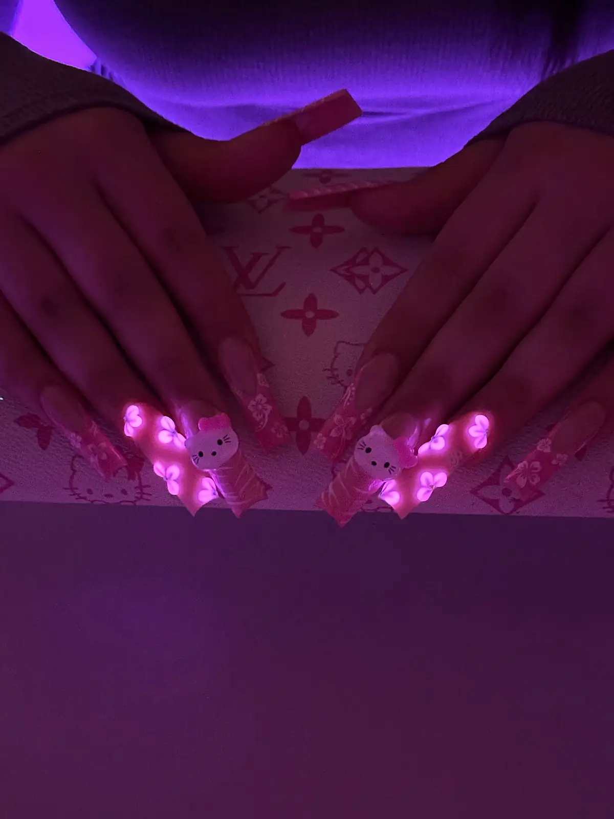 #nails #houstonnails #nailsoftiktok #nailsart #nailtech #fypp #naillover #nailtechcheck #nailinspo #glowinthedarknails #hellokittynails #glowinthedark #viral #neonnails #houstonnailtech