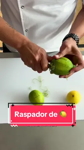 Un raspador de limón es un utensilio de cocina diseñado para raspar la cáscara de un limón u otra fruta cítrica. Se utiliza para obtener la cáscara en forma de ralladuras finas, que se pueden utilizar como adorno o para dar sabor a diversas recetas, como postres, bebidas o platos salados. #amazonmusthaves #amazonfinds #cocina #chef #Receta #postres 