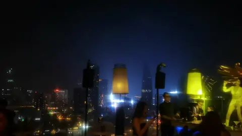屋顶酒吧俯瞰胡志明市 Rooftop bar overlooking Ho Chi Minh City#bar #vietnam #huzhim 