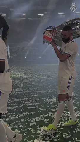 karim Benzema pemain bola profesional asal Francis dan beragama Islam masa keemasan nya di club real Madrid dia sudah meraih segalanya di sana dan sekarang dia menikmati masa tua nya dengan bermain  di club arab al-itihad  #fypシ゚viral #fyp #fypage #karimbenzema #benzema #trending #masukberanda  #realmadrid #madrid #madridista #halamadrid 