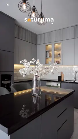 Akhirnya sekarang kamu tau kode dan nama warna yang dipakai di dapur maskulin yang desainnya elegant banget kayak gini!😍🥹  #saturuma #interior #interiordesain #kitchen #kitchenset #dapur #desaindapur #dapurestetik #interiordapur #desaininterior #dapurutama #desaindapurminimalis #dapuridaman #kitchensetidaman #kamaridaman #viral #fyp #foryoupage #fyppppppppppppppppppppppp #fypシ #viral #viralvideo 