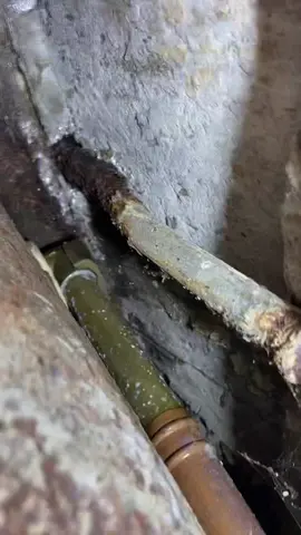 Замена труб старого водопровода Replacement of old water pipes