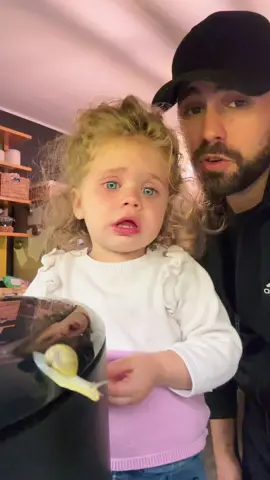 Vuoi accarezzarla?? MA CHE DICI 🤌🏻🤣🐌 #vitadapapà  #dadlife  #casamog  #casamog 