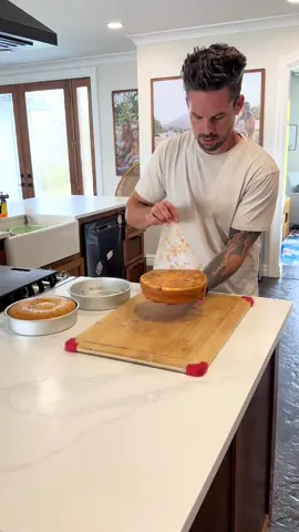 So I guess I’m officially the cake maker for any party we get invited to… And honestly, I enjoy the challenge. What kind of cake should I try to make next?! #cake #bunnycake #easter