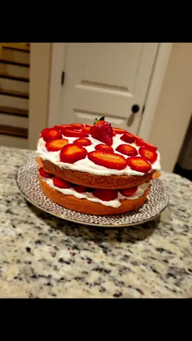 Perfect last minute Spring desert!🍓🍓 #dessert #cake #strawberryshortcake #quickdessert #Easter #EasterCake #Spring #MomsofTikTok #momlife #momtok #blackmoms #baking 