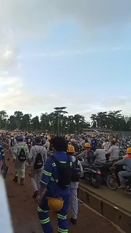 pulang kerja jam 5 sampai rmh jam 8 mau heran tapi ini iwip bos👷👍 #kuli tambang 