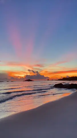 sunrise dipantai yg satu ini emang g pernah gagal🧡🧡🧡🧡 #pantairambakbangka #pantaivibes #sungailiatbangka #bangkaisland #sunriseview #sunrise #pantaisunrise 