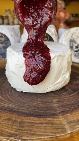QUEIJO + GELEIA  Queijo Autoral do Laticínio Lejane da cidade de Aiuruoca, Minas Gerais! É um Minas Padrão com um toque especial de Camembert, utilizando o mofo do Camembert ou Brie. Sua textura cremosa e sabor suave tornam essa experiência imperdível. Experimente e se apaixone Nossa geleia perfumada, que harmoniza com queijos, iogurtes, coalhada seca, torradas e drinks. Amora, morango e framboesa, uma mistura de sabores e perfumes, uma tentação para os amantes de frutas vermelhas