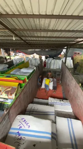 Proses bongkar muatan digudang💪🏻 #suryaada_group #879group #lintassulawesi #expedisisulawesi #fyp #lewatberanda 