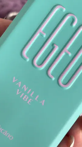 Se você está buscando uma fragrância feminina que desperta sentidos, escolha Egeo Vanilla Vibe!🍬🍭🌶️☘️ Pirâmide Olfativa ☘️
 Topo: pimenta rosa, frutas vermelhas, bergamota, verde folha Corpo: pétalas de rosa, muget, coco, cyclamen Fundo: musk, cedro, âmbar, coumarina, baunilha🌶️🍬🍭🍦 Você encontra aqui, me chama no direct ✨ $139,99 #boticario #perfumada #cheirosa #docinho #baunilha #egeo #perfume #perfumetiktok 