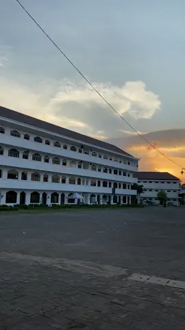 Masyaallah #sungsetvibes #alfithrahsurabaya #alkhidmahindonesia #pondokpesantren #sungset #ucc #kedingdingsurabaya #surabaya #gresik24jam #alfithrahlamongan 