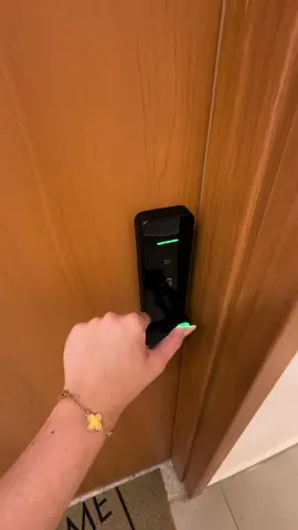 Oi gente, vim mostrar pra voces a nossa fechadura eletrônica! Ela tem varias opcoes de abertura, biometria, senha numérica, tag e chave manual!  . . #fechaduradigital #fechaduraeletrônica #automacaoresidencial #apartamento 