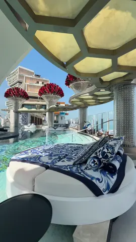 📍Cloud 22 | swimming in the clouds ☁️ @atlantistheroyal #cloud22 #atlantistheroyal #palmview #dubaibeachclub #infinitypool 