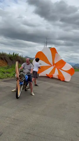 Ele fez uma moto movida a hélice