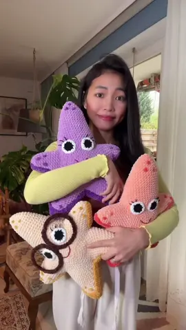 WHICH VERSION do you prefer : purple 💜, yellow💛, or peach🍑?  Sandy The Starfish got a makeover with Toucan yarn from @hobbii_yarn @hobbii.de, and I’m loving the sweet colors and minimal shedding!  💜💛🍑 Plus, the softness and ease of use make it a must-try for. Give it a whirl and see for yourself!  #SandyTheStarfish #HobbiiToucan #crochet #amigurumi #leyutoys 