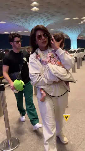 one of fav couples ❤️ @Nick Jonas  #priyankachopra #nickjonas #india #airport #couplegoals #foryou #foryourpage #fyp #fypシ 