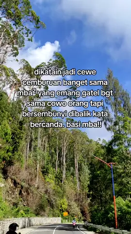 katanya sih dilarang baper di tempat kerja, tapi cewe mana yg gk marah klo bercandamu itu sampe gandeng2 cowo orang! #xyzbca #berandatiktok #lewatberanda #fyp #fypシ゚viral #ramadhan2024 #tawangmangu 