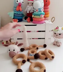 Horgolt zsiráf montessori építőtorony 🦒 Mintaleírás megtalálható a webshopban. #crochettiktok #horgoltjáték #horgolásminta #amigurumi #montessori 