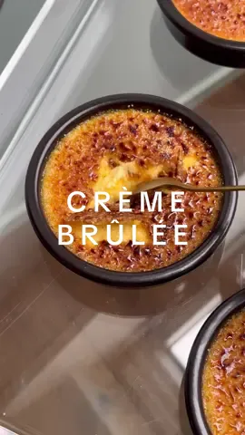 La crème brûlée! Le dessert qu'on aime tous mais qu'on oublie parfois... - Ingrédients: 250ml de lait demi écrémé 250ml de crème entière 1 gousse de vanille 70g de sucre 5 jaunes d'œufs 40g de cassonade Au bain marie au four 35 min à 160° #cremebrulee #food #recette #dessert #suisse #switzerland 