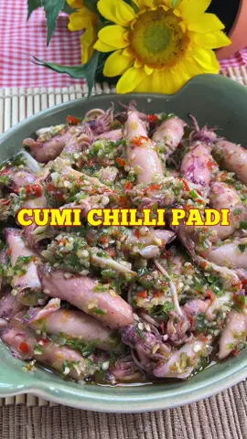 CUMI CHILLI PADI🔥 Beneran si bumbu chilli padi ini sama cumi asin rasanya enak banget!! Kalo pake garam hati hati karena cuminya udah asin 🔽RESEP🔽 CUMI CHILLI PADI BAHAN: 400 gr cumi asin ( rendam air panas) bilas 3x ½ sdt kaldu bubuk 1 sdt gula 1 sdt penyedap 100 ml air Bumbu cincang: 10 butir bawang merah 7 butir bawang putih 20 buah cabe ijo keriting 10 buah cabe merah keriting 30 butir cabe rawit hijau (chilli padi) 6 lembar daun jeruk (buang tangkainya)