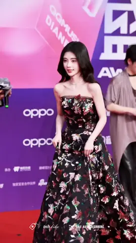 Tiểu Cúc rời khỏi thảm đỏ Đêm Hội Đỉnh Cao QQ Music #jujingyi #cuctinhy #cúctịnhy #matquat #jujingyi鞠婧祎 #kiku #鞠婧祎  #matquatdong #juju_cúcquýt 