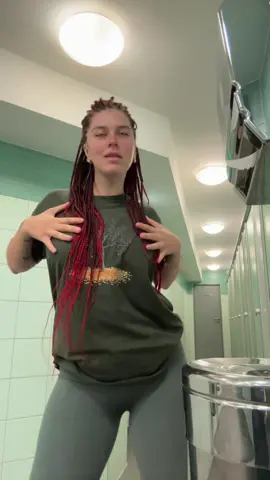 Sobald die deutsche Dame die Toilette der Tankstelle betrat, begann auch sie zu tanzen 😁