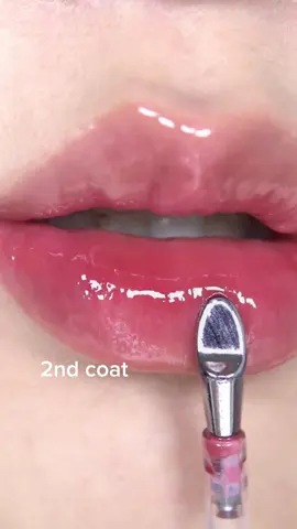 1 coat vs 2 coat😍  Cakep semua nih hasilnya, super glassy!🫶🏻 tapi tapi kalo kamu pake lipgloss ini bakalan tim yang 1 coat atau 2 coat nih babe?👀  #judydoll #judydollindonesia #makeup 